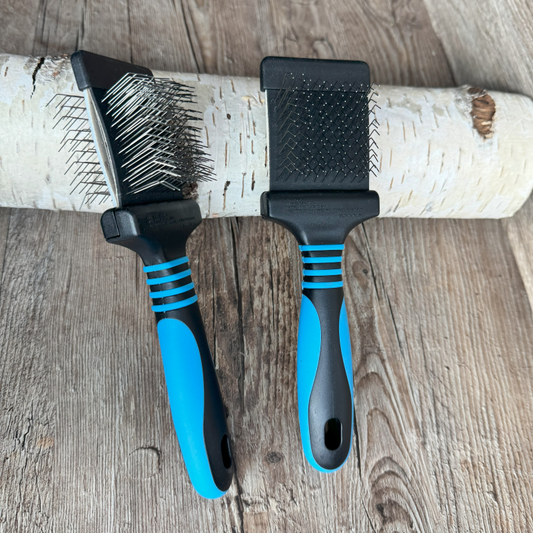 MINI Allrounderprofi BLAU - Qualitäts Hundebürste patentiert